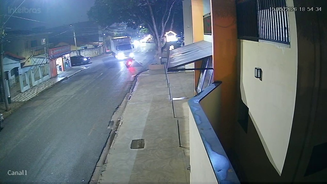 VÍDEO: motociclista vai parar embaixo de caminhão após perder o controle da moto em Boituva