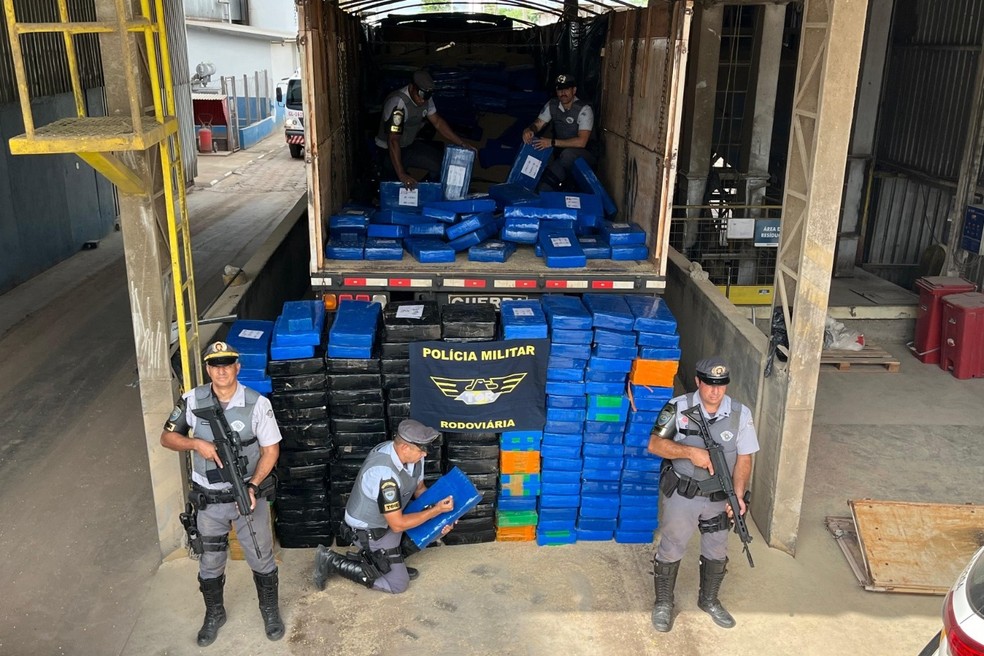 Carreta com quase 4 toneladas de maconha é apreendida, em Pirapozinho (SP) — Foto: Polícia Rodoviária