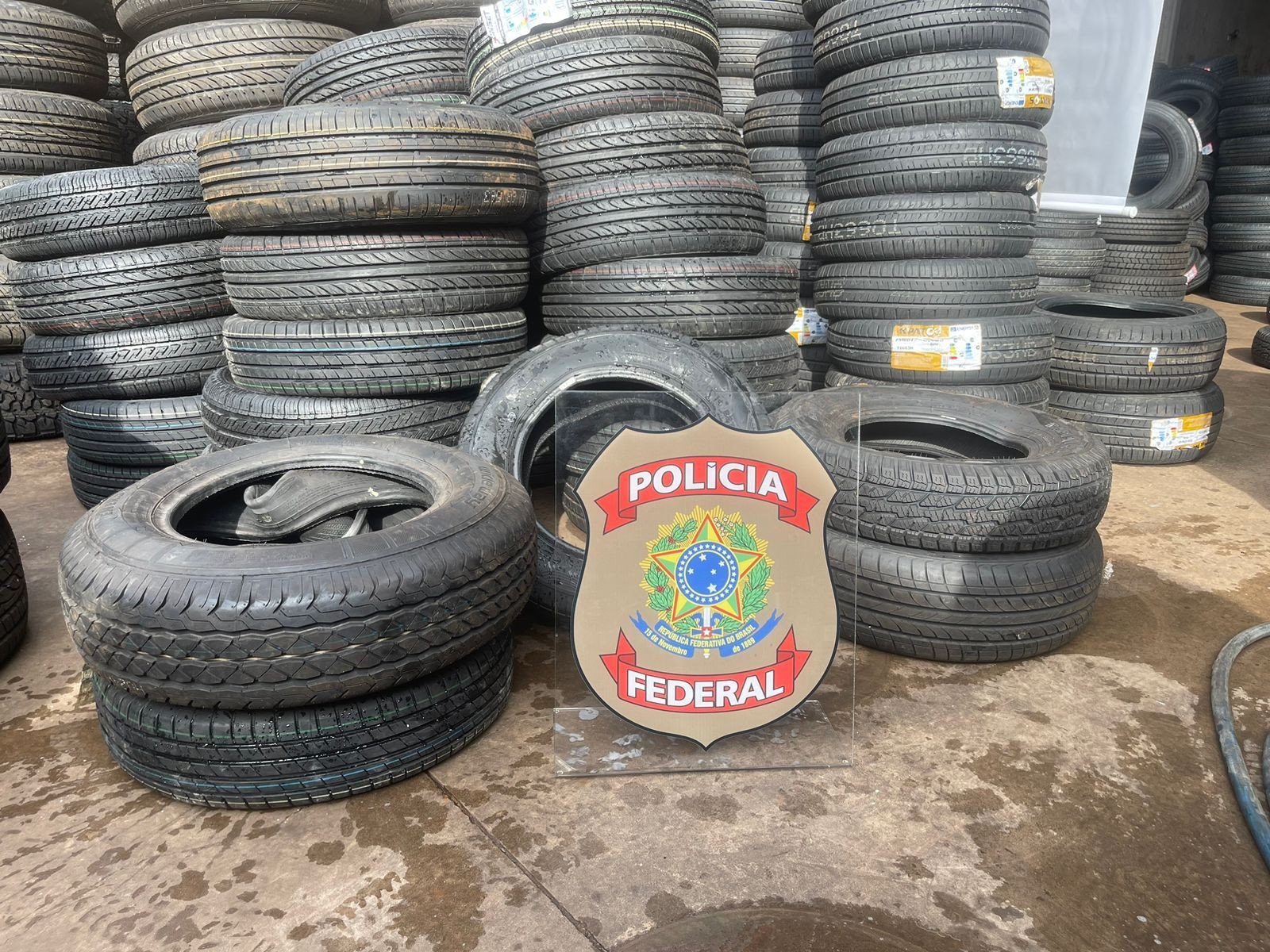 Empresas que vendiam pneus importados ilegalmente são alvos de operação da PF em Campo Grande