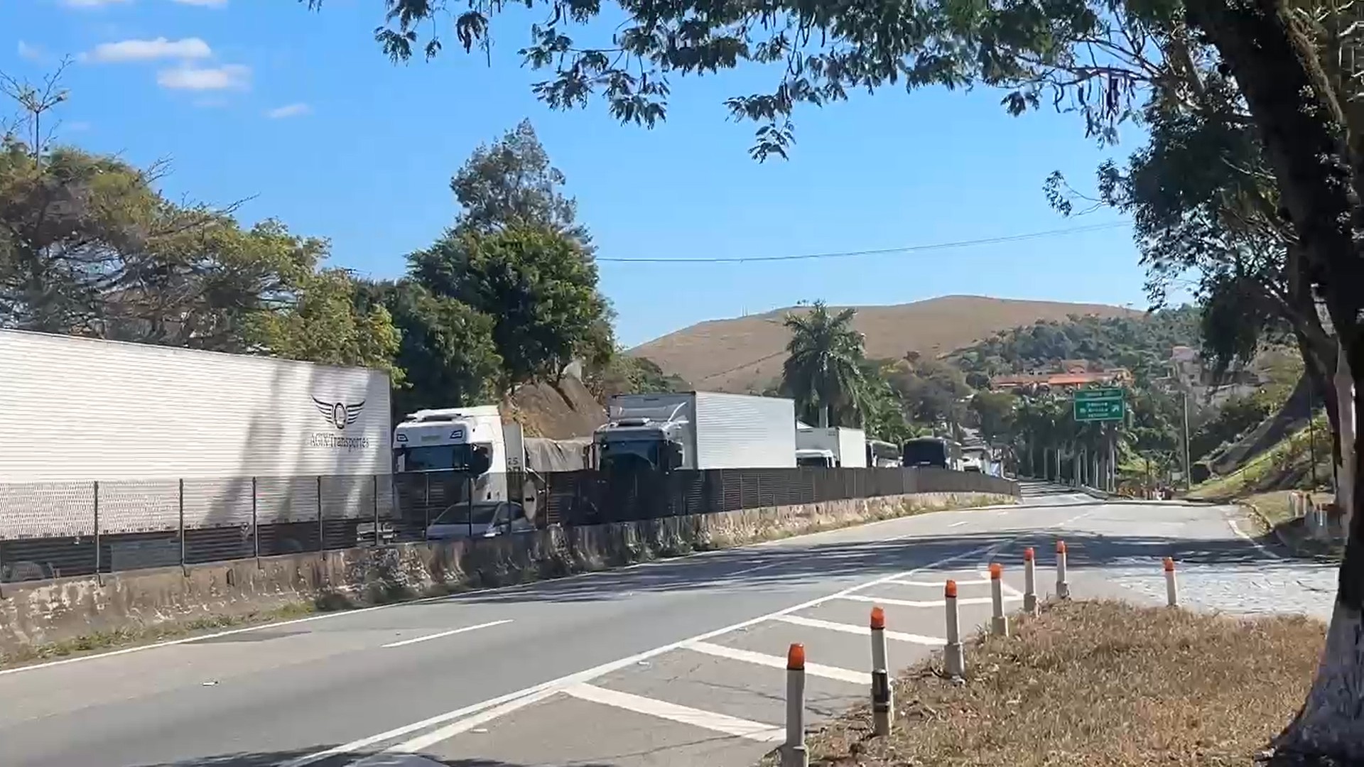 Caminhão-tanque carregado de combustível pega fogo na Dutra e bloqueia rodovia no trecho de Queluz