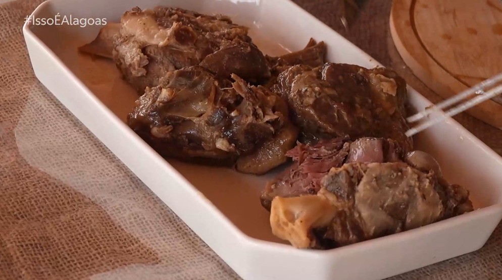 Aprenda a preparar uma receita de carne de carneiro no bafo suculenta e macia