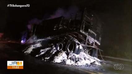 Carreta carregada de arroz pega fogo na BR-153, perto de Nova Olinda