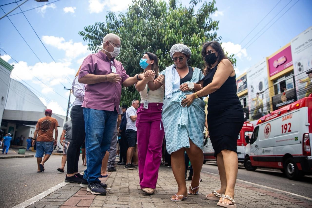 Mães e bebês são resgatados após incêndio em hospital de Fortaleza. — Foto: Ismael Soares/ Sistema Verdes Mares (SVM)