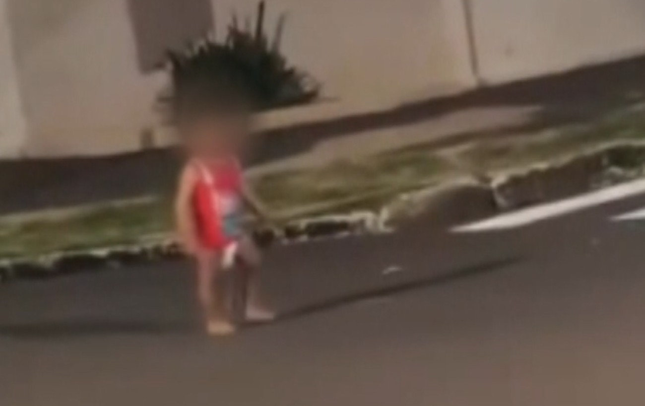 Criança de dois anos é vista andando sozinha na rua e PM vai de porta em porta para devolvê-la à família, no PR