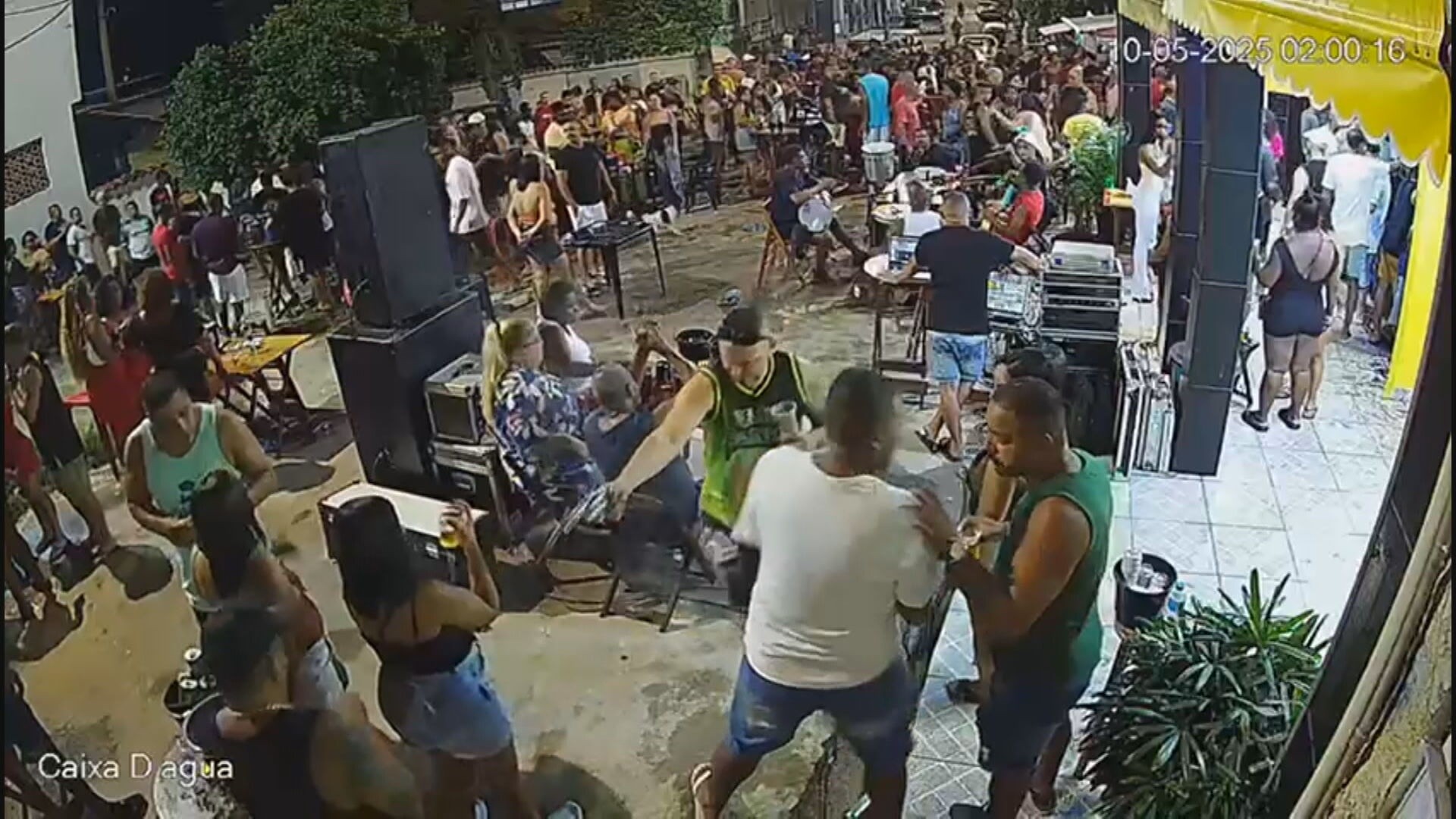 Vídeo mostra momento em que homem é morto à queima-roupa em pagode em Nova Iguaçu