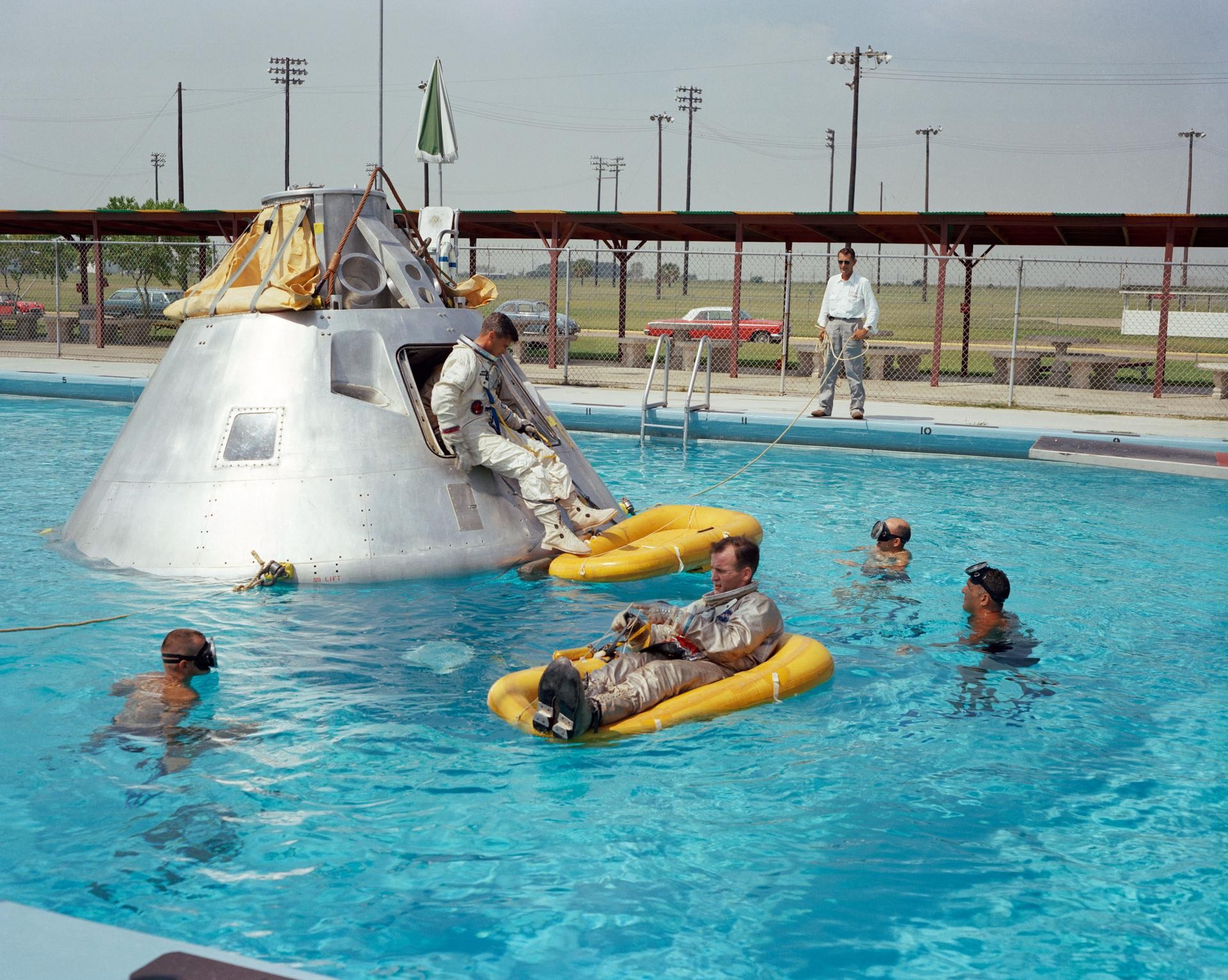 Os membros da tripulação principal anunciados pela NASA para o primeiro voo tripulado da Apollo 1 praticam procedimentos de saída na água em uma piscina na Ellington Air Force Base. — Foto: Reprodução/Nasa