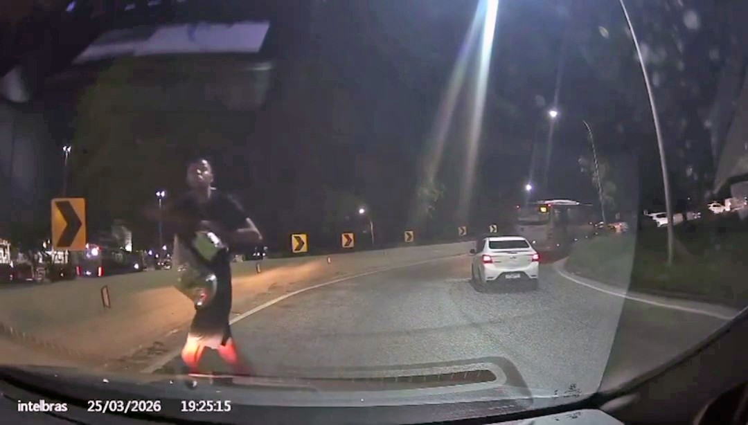 ‘Dá o telefone, senão eu vou matar!’: câmera registra assalto a motorista na Avenida Brasil