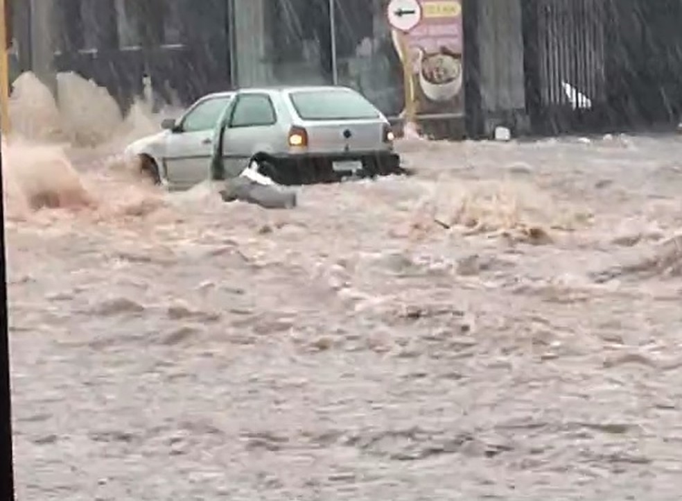 Carros ficaram ilhadas após chuva que atingiu Bauru — Foto: Arquivo Pessoal