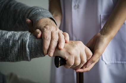 
Doulas do fim da vida: o trabalho de quem acompanha a morte
