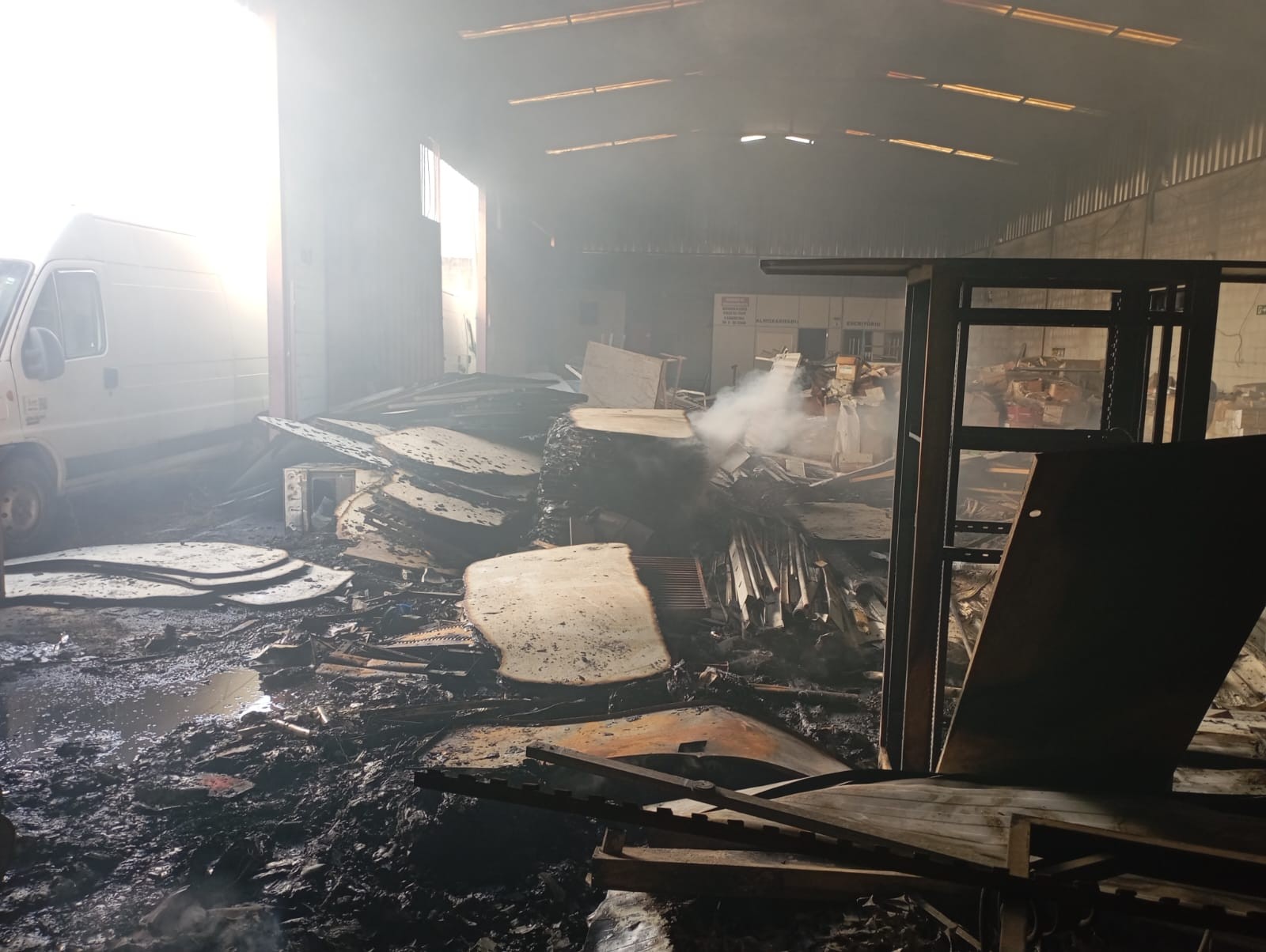 Incêndio atinge galpão de materiais usados em Governador Valadares