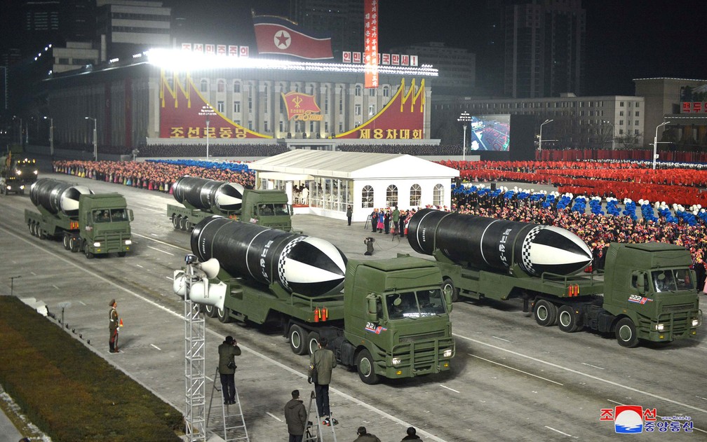 Coreia do Norte exibe poderio militar e comemora estar livre da covid
