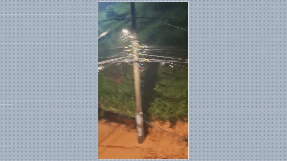 Chuva provoca enxurrada de lama no Barreiro, em BH