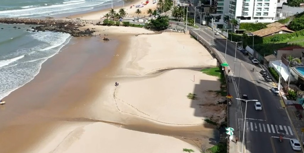Praia de Natal registra 92 vezes mais coliformes fecais na água que o limite aceito pelo Conama, aponta boletim de balneabilidade