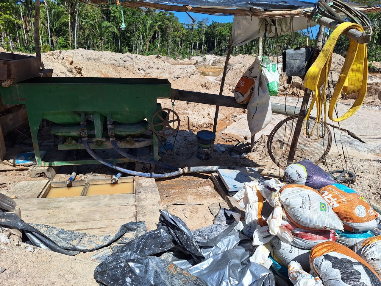 Operação apreende escavadeira, tonelada de minério e equipamentos para garimpo em parque nacional no Amazonas