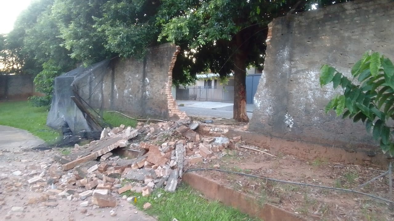 Motorista embriagado bate em muro ao tentar fugir da polícia em Jales 