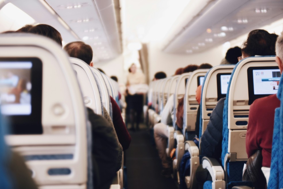 Passageiros em um avião — Foto: Unsplash/Suhyeon Choi