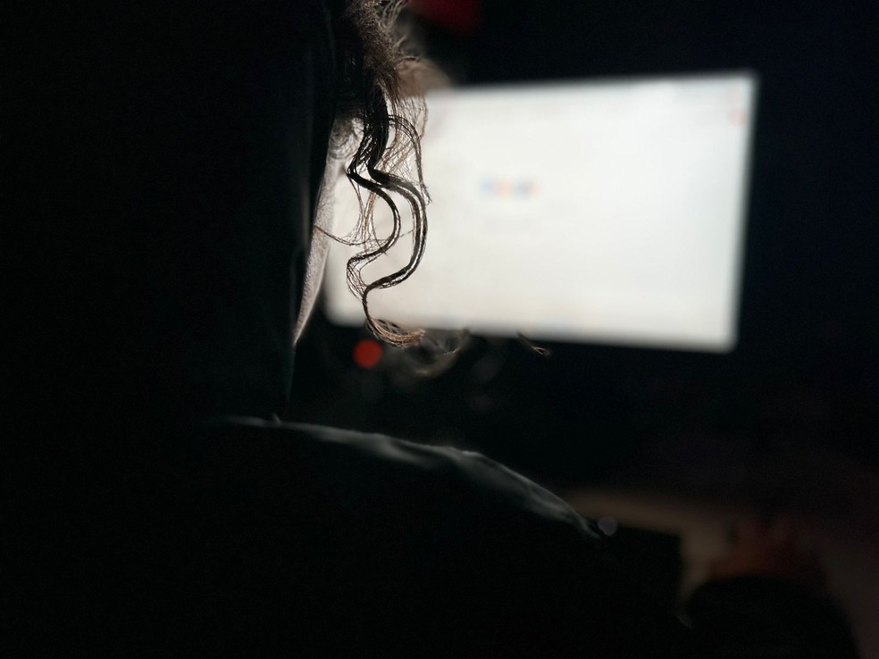 Jovem em frente a tela de computador — Foto: Sofia Mayer/g1