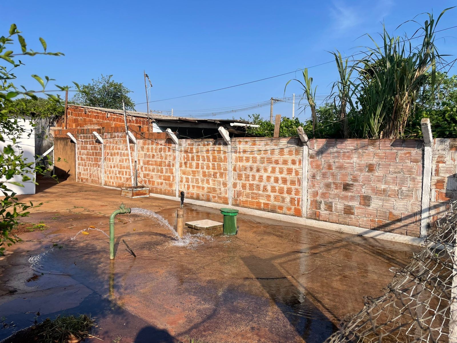Vazamento de água em subestação preocupa moradores em Campo Grande