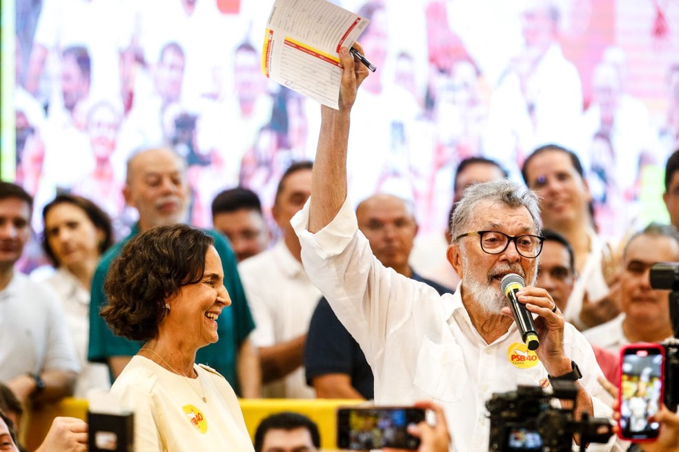 Ex-governadora Izolda Cela também se filiou ao PSB neste domingo (4) — Foto: Thiago Gadelha/SVM