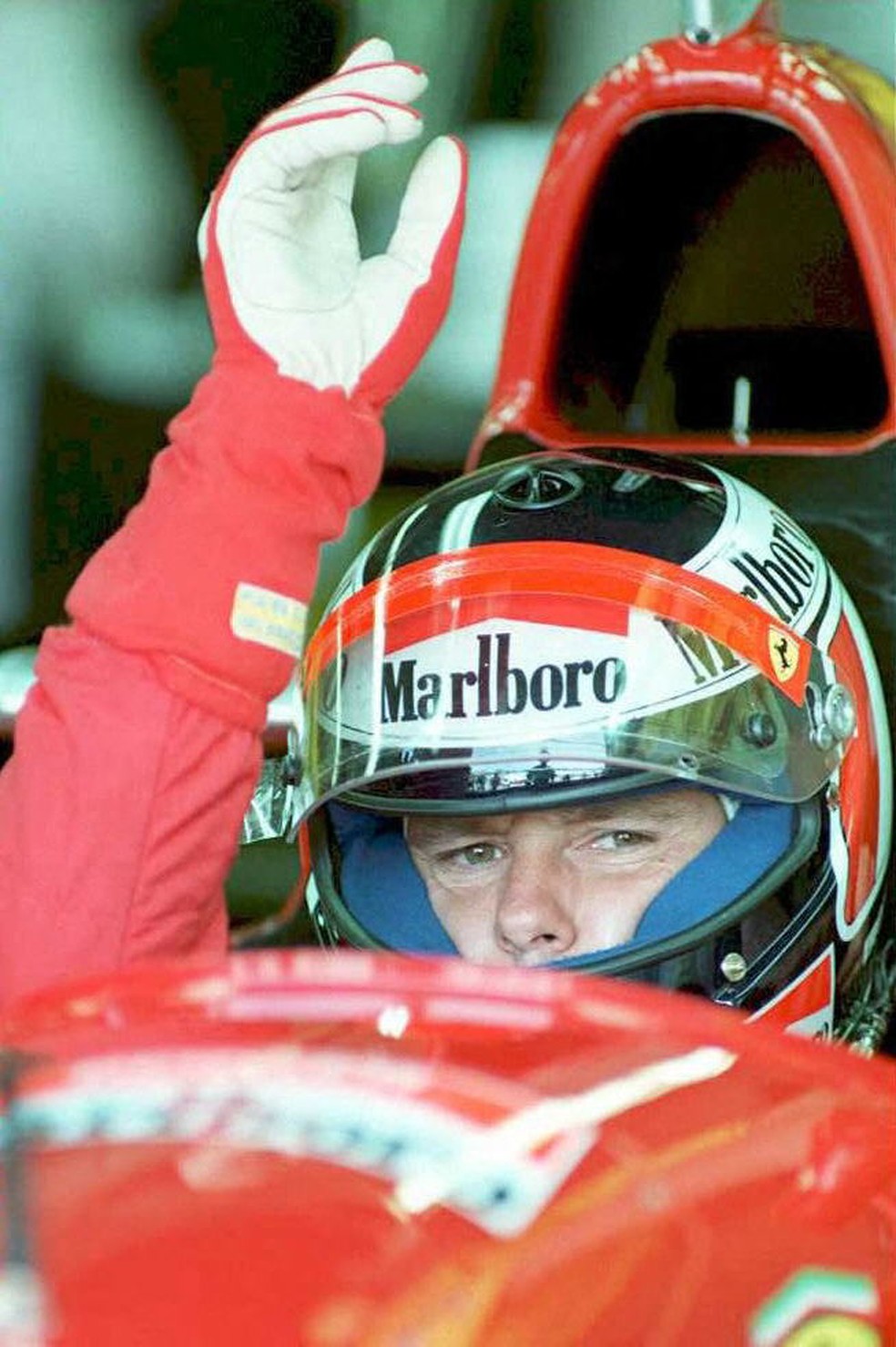 O piloto Gerhard Berger, da Ferrari, nos boxes durante o GP do Canadá de 1995 — Foto: TIMOTHY A. CLARY / AFP