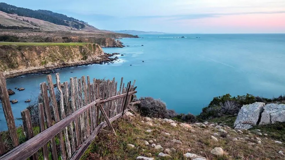 O Forte Ross fica sobre um platô a cerca de 46 metros sobre o oceano Pacífico — Foto: Alamy via BBC