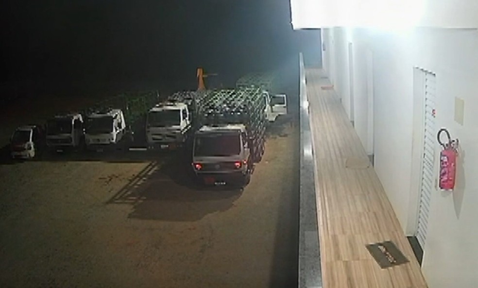 Caminhão com 280 botijões de gás é furtado por homens encapuzados em distribuidora na Bahia — Foto: Arquivo Pessoal