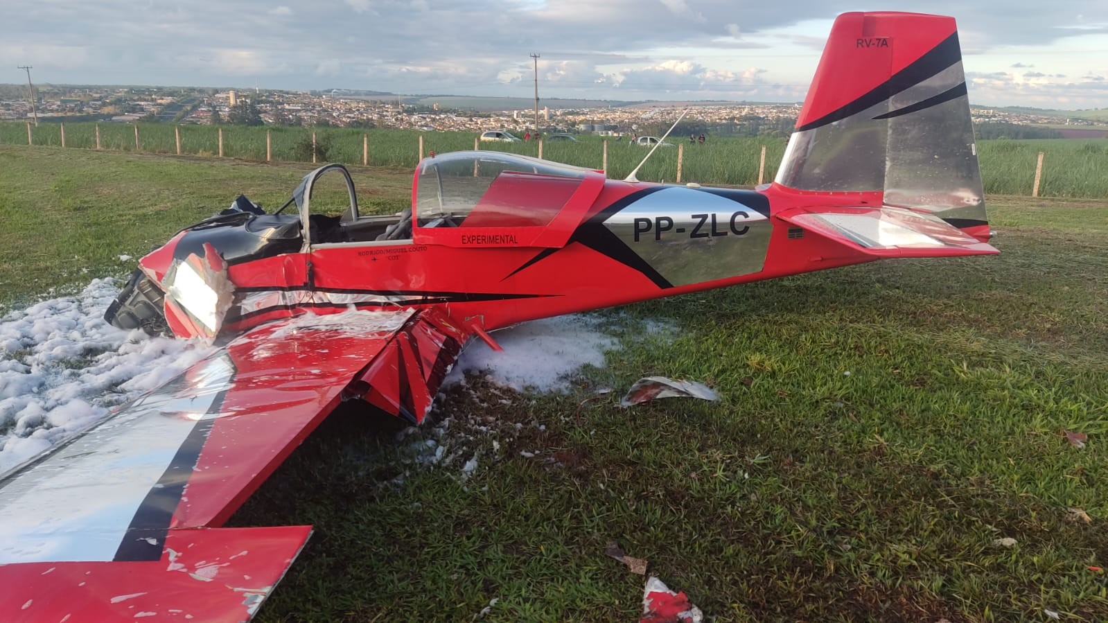 Avião de pequeno porte cai no interior de SP e mata duas pessoas; vídeo