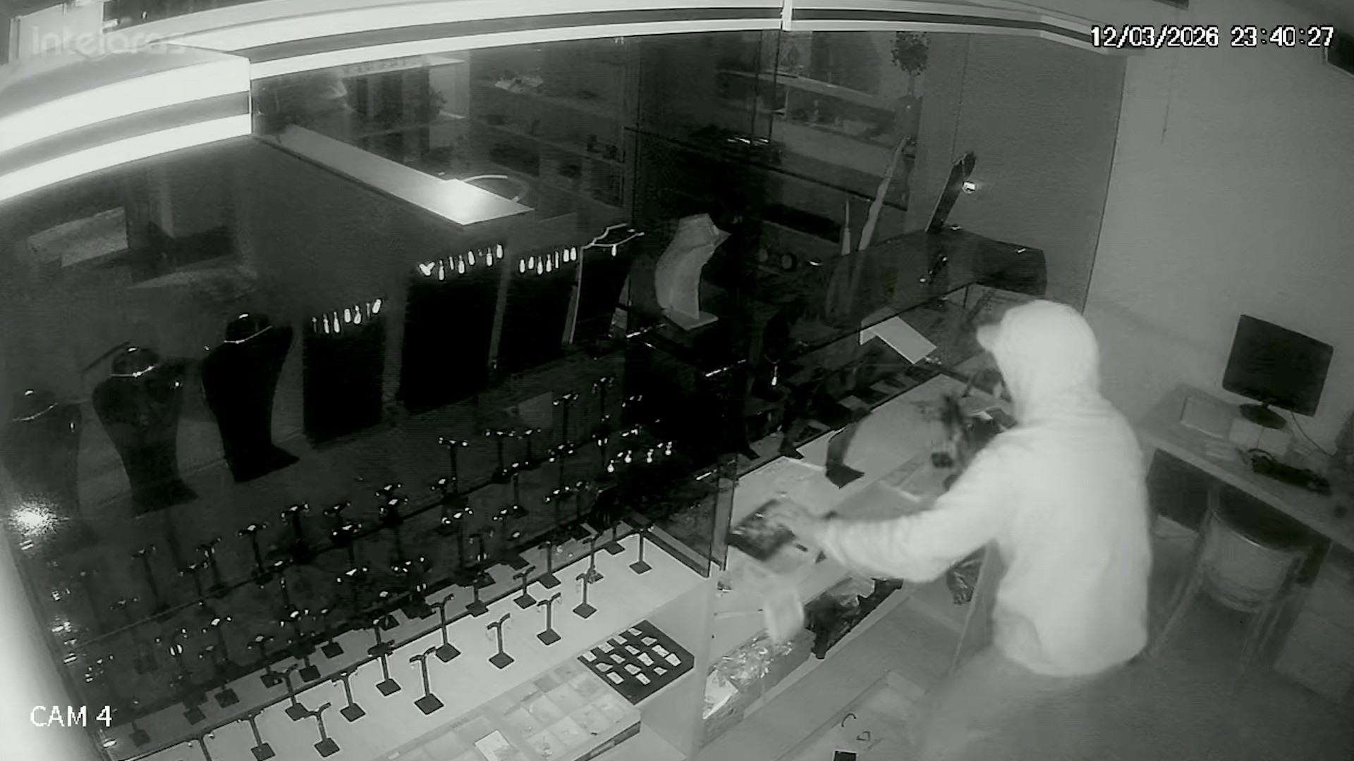 Criminosos furtam R$ 50 mil em joias em menos de dois minutos no Centro de Franca, SP; VÍDEO