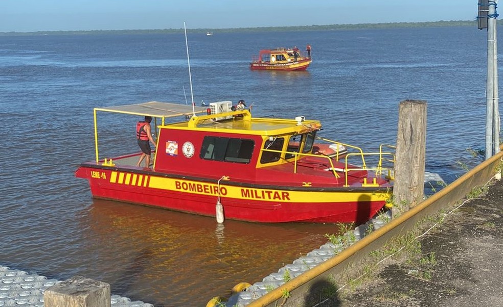 Um dos barcos utilizados pelo Corpo de Bombeiros na busca pelos corpos. — Foto: Lucas Trevisan / TV Liberal