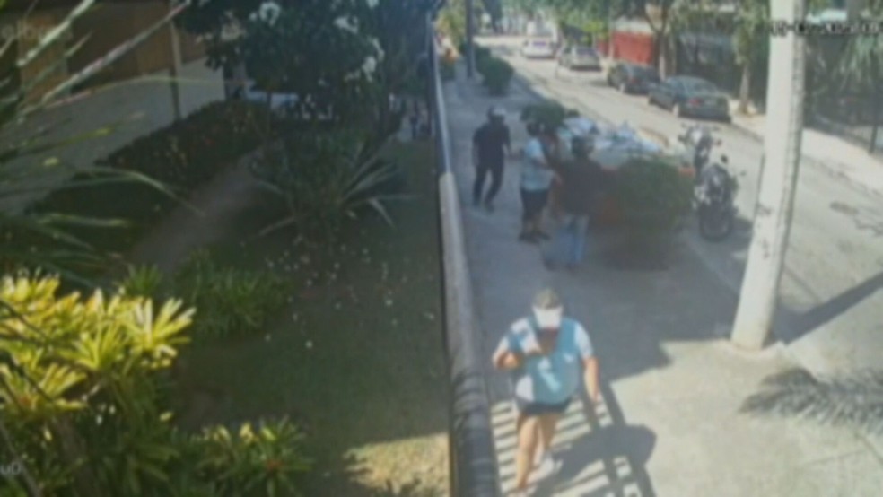 Bandidos roubam pedestre que estava com a esposa — Foto: Reprodução/TV Globo