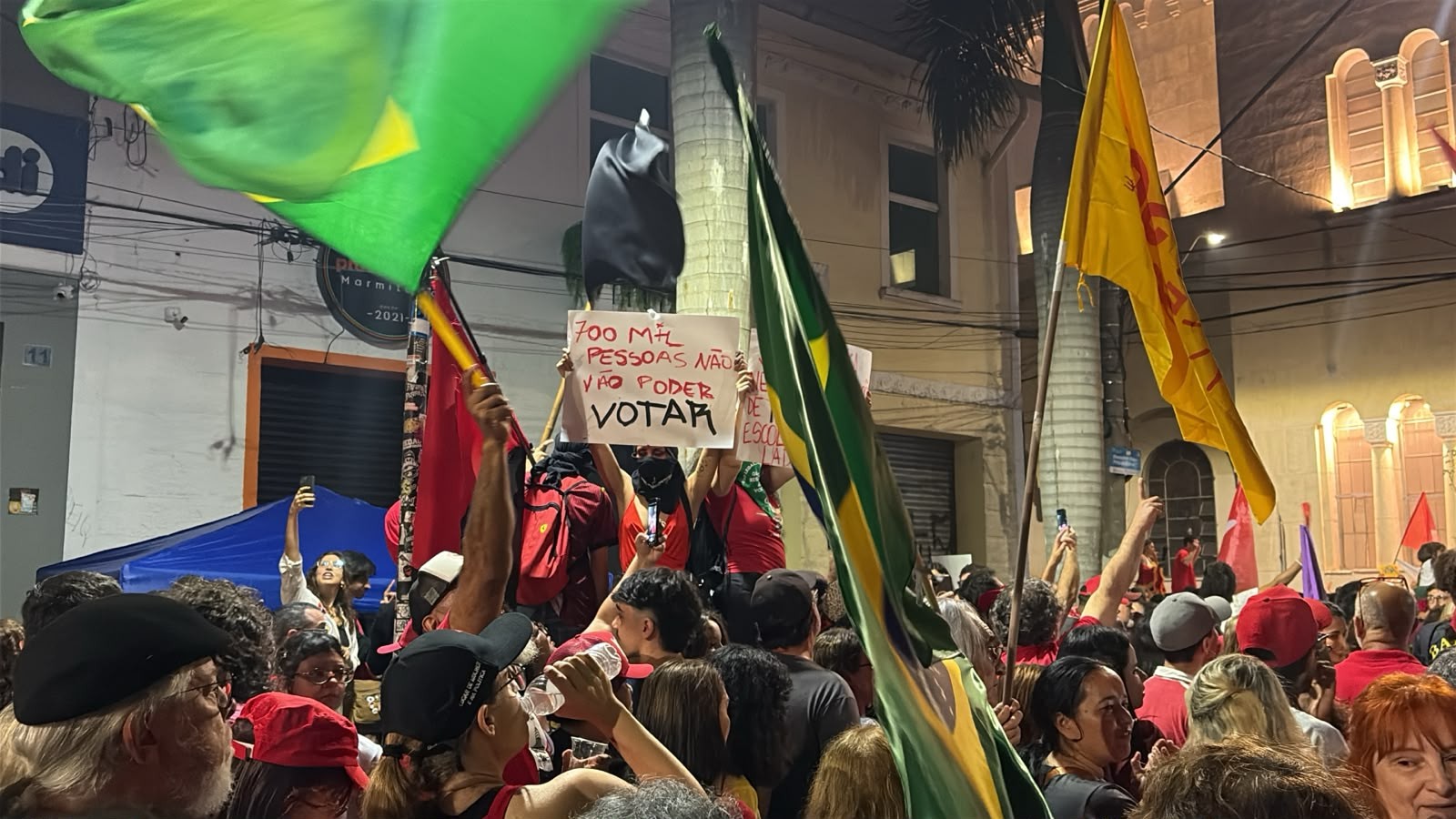 Manifestantes fazem ato de apoio à reeleição de Lula em Mogi das Cruzes