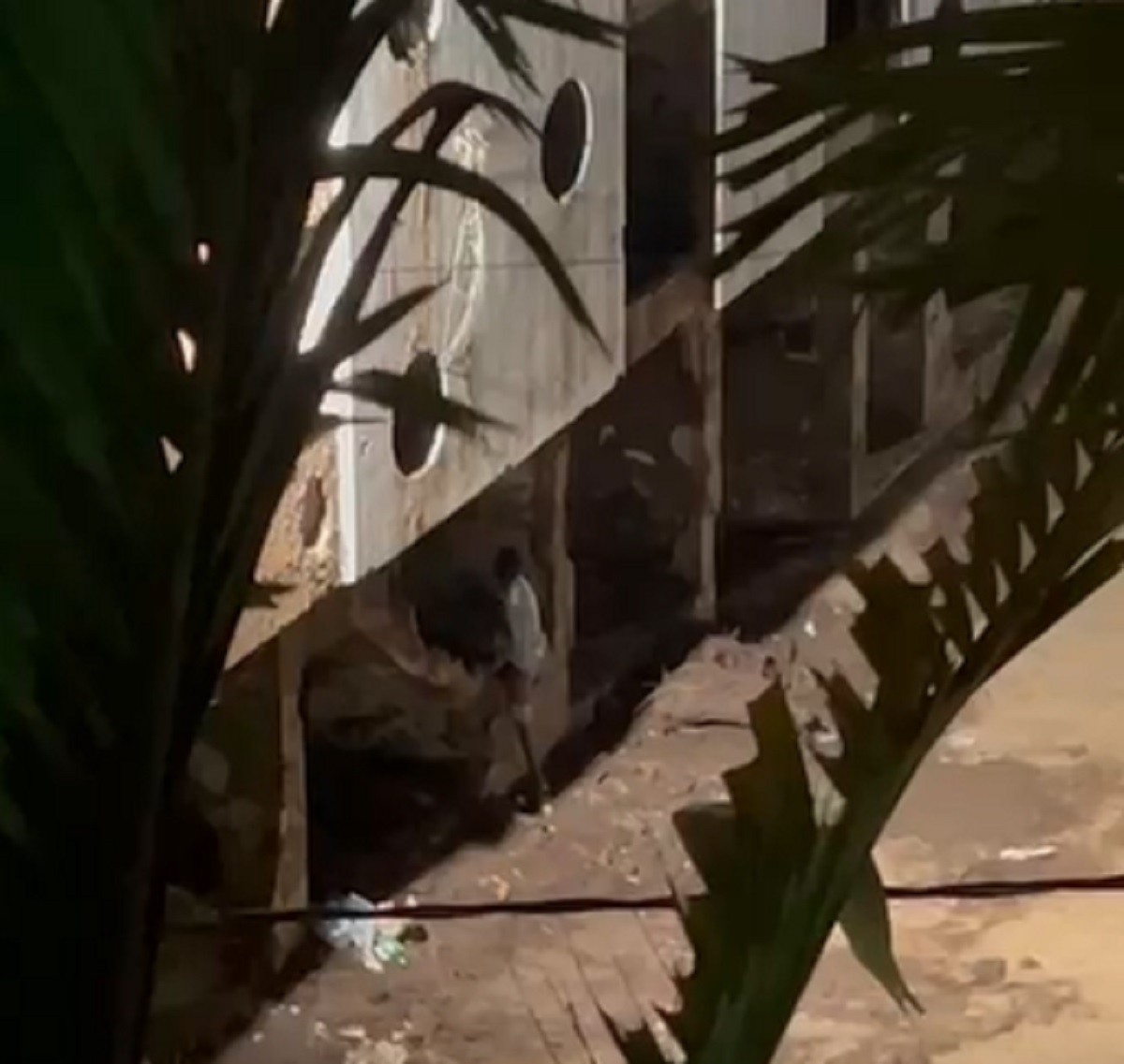 Vídeo mostra prédio evacuado após chuva sendo invadido por homem em Juiz de Fora