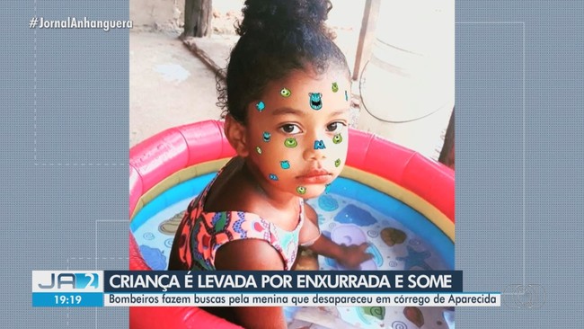 Bombeiros procuram por criana que foi arrastada por enxurrada