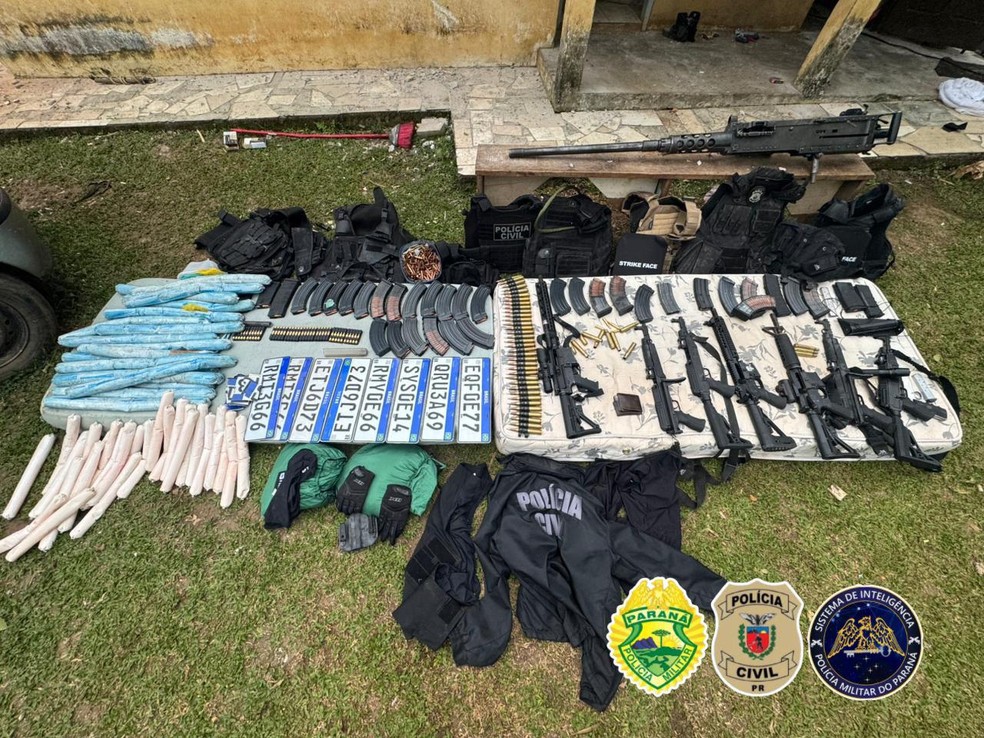 Arsenal com armas de guerra é encontrado no Paraná — Foto: Polícias Civil e Militar