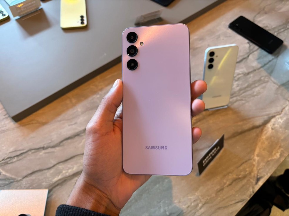 Galaxy A05s, A15 LTE, A15 5G e A25 5G são os novos celulares baratos da Samsung; veja preços — Foto: Darlan Helder/g1