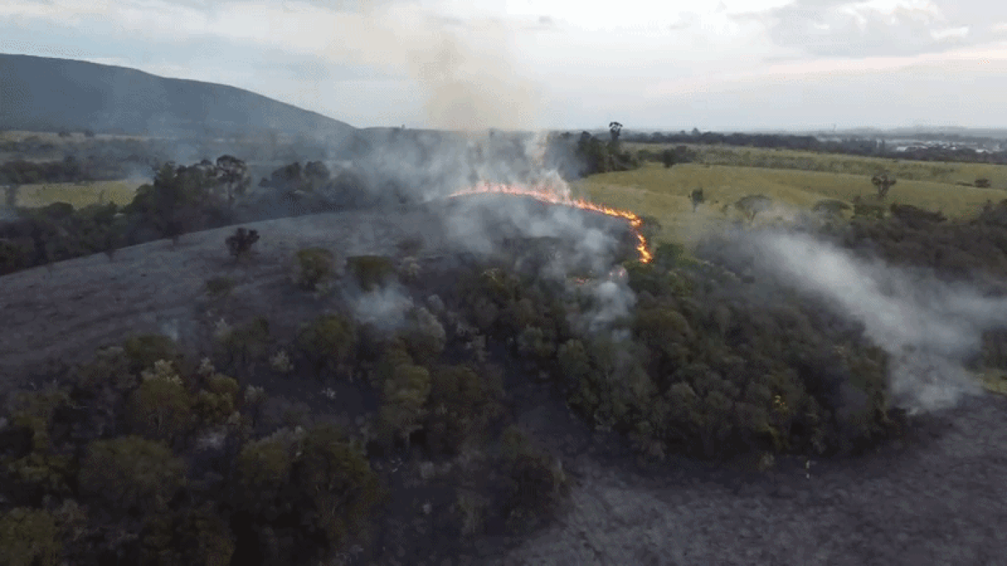 VÍDEO: incêndio na Serra do Japi mobiliza helicóptero Águia da PM em Jundiaí
