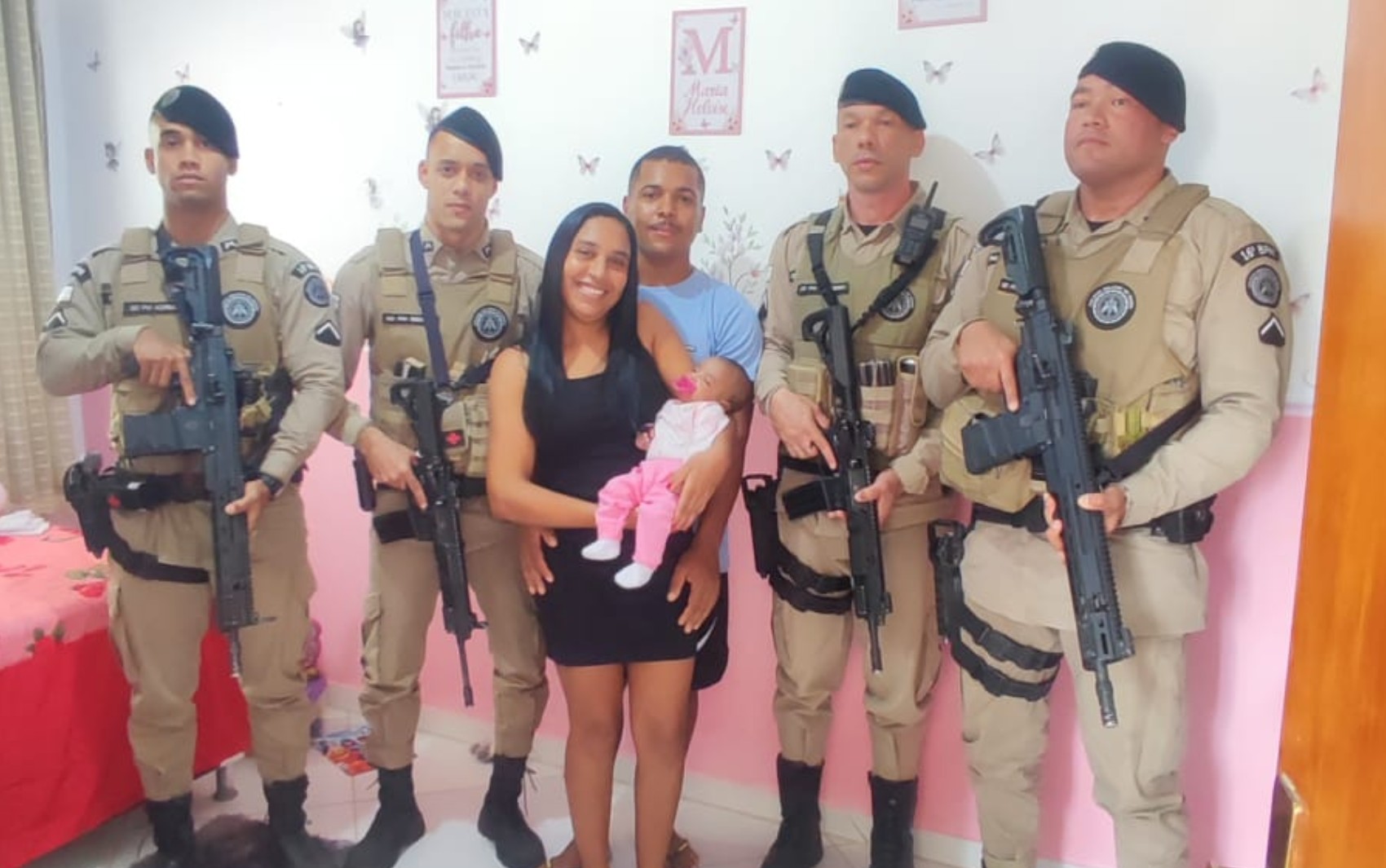 'Foi o presente do Dia dos Pais, minha filha nasceu de novo', diz pai após bebê de 1 mês ficar sem respirar e ser salva por PMs na Bahia
