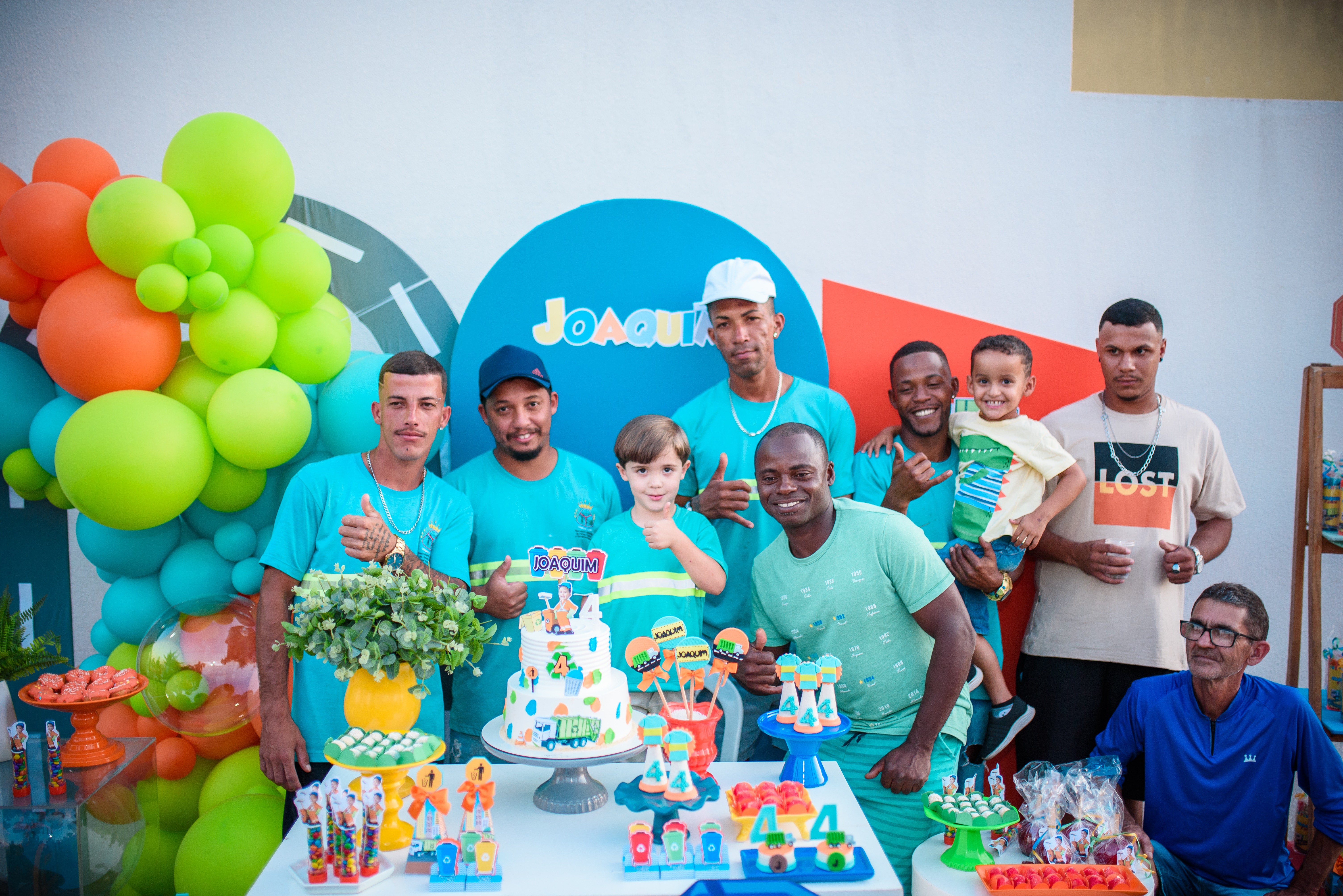 Fã de garis, menino ganha festa de aniversário temática e comemora com trabalhadores em MG: 'Amei a minha festa'