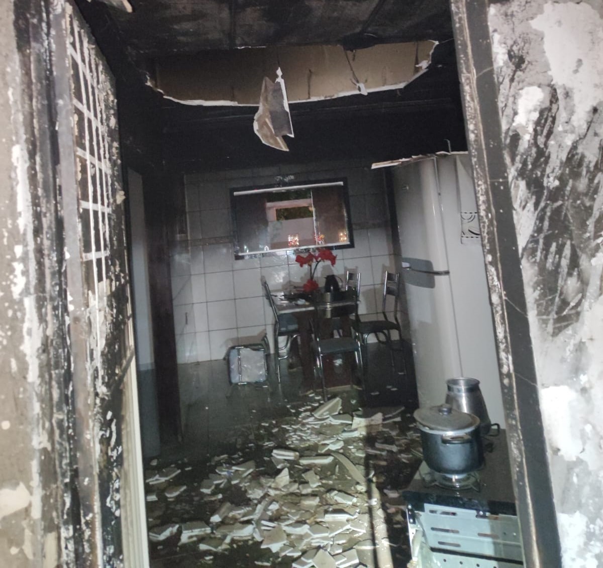 Idoso morre e mulher fica gravemente ferida após incêndio atingir casa, no Sertão da PB