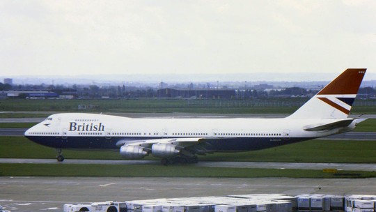 British Airways 009: como um dos maiores aviões do mundo escapou por um triz de um desastre após ser atingido por ‘poeira misteriosa’ - Em 1982, os quatro motores do Boeing 747-200, a maior aeronave da época, pararam numa emergência sem precedentes. Sem saber o que estava acontecendo, pilotos conseguiram reverter a situação e pousar em segurança. Incidente trouxe lições sobre o perigo que as cinzas vulcânicas trazem aos voos.