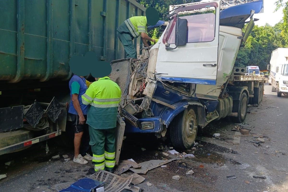 Motorista perde o controle de carreta após pane nos freios e causa acidente na Anchieta, SP