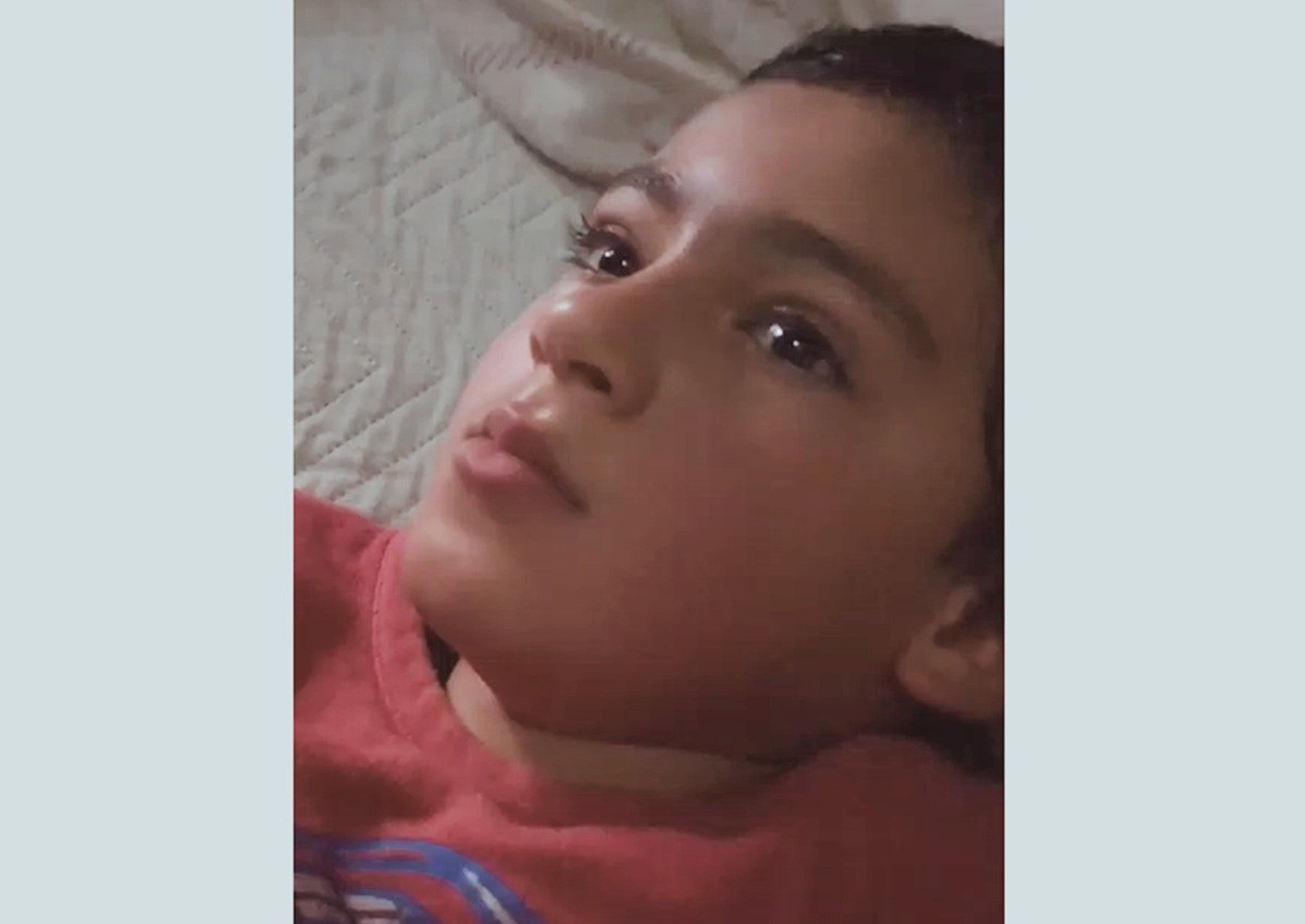 mãe denuncia demora em cirurgia de filho autista em Teresópolis — 'Nenhum antibiótico faz mais efeito'
