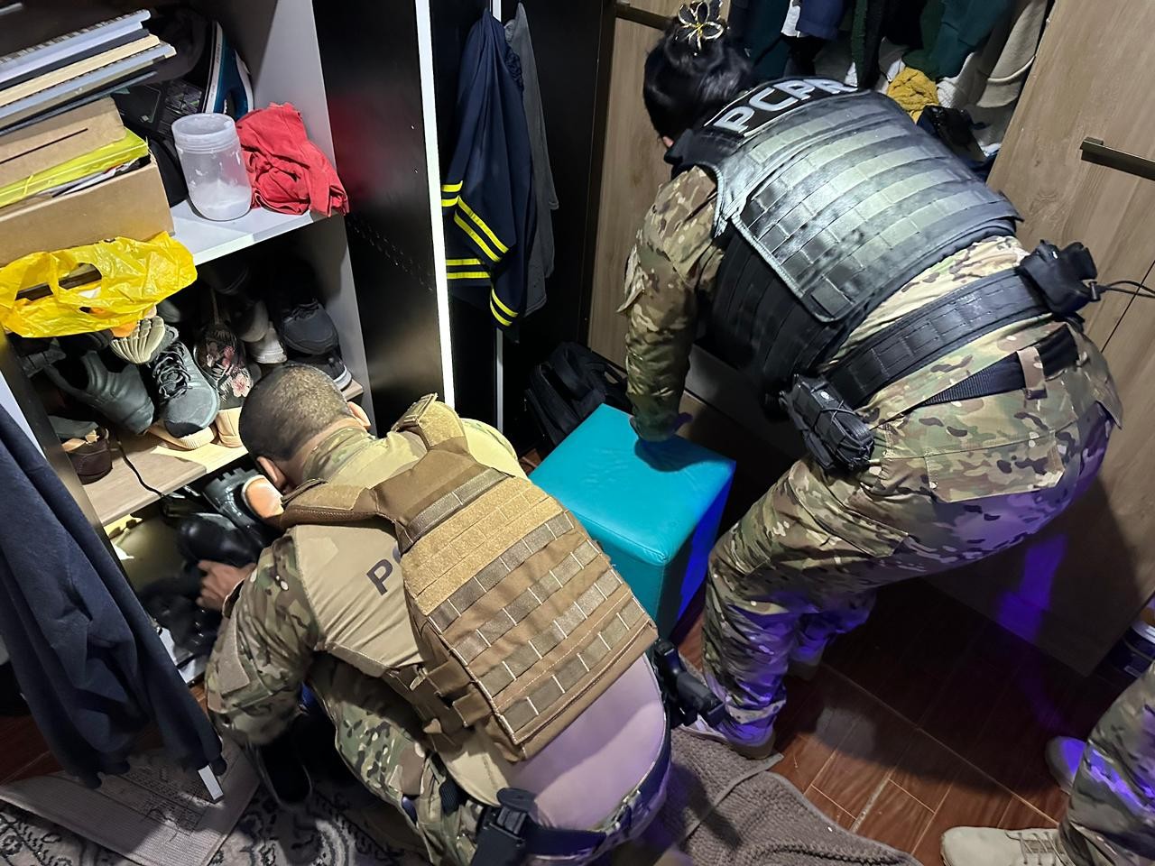 Agentes terceirizados da Polícia Penal são presos por esquema que cobrava até R$ 80 mil para entrar com celulares em presídio no Paraná
