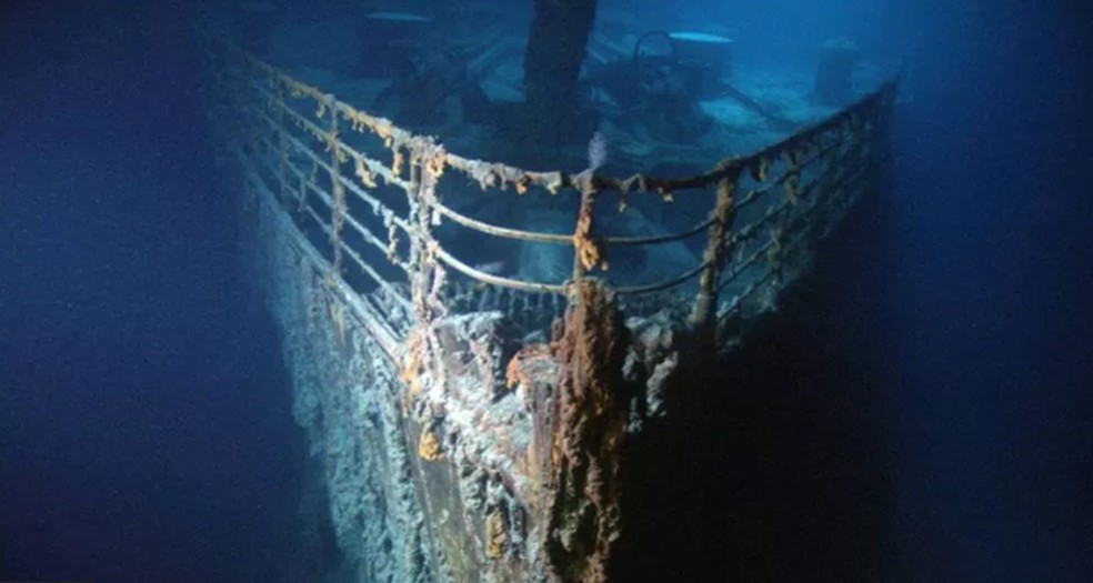 O Titanic está desabando lentamente, à medida que a pressão do oceano, a movimentação dos sedimentos e as bactérias que se alimentam de ferro corroem pouco a pouco sua estrutura — Foto: ALAMY