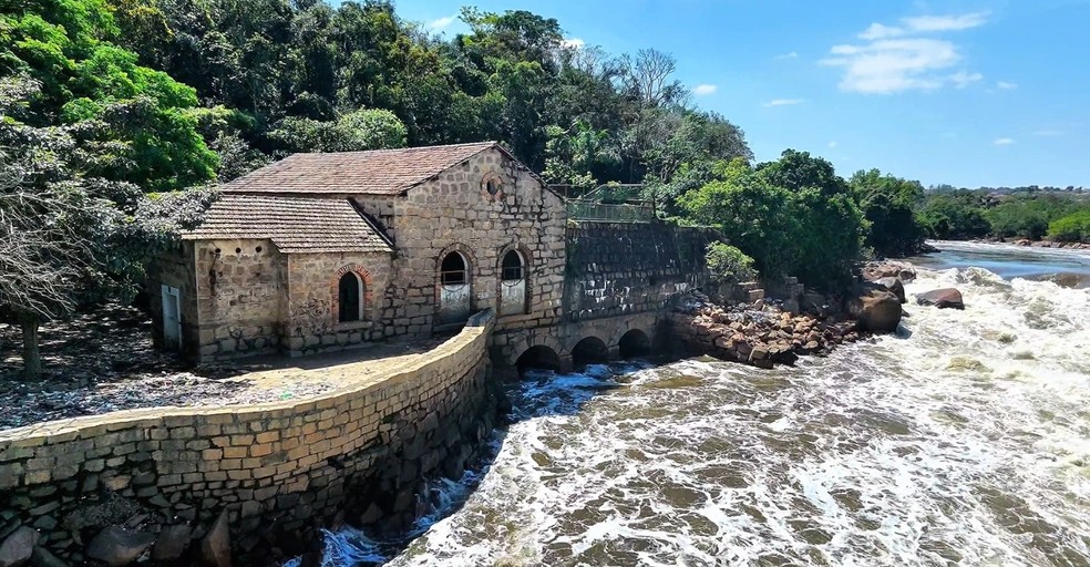 Depois da cheia do Rio Tietê, lixo toma conta da antiga Usina de Lavras em Salto — Foto: Reprodução / D-Vision