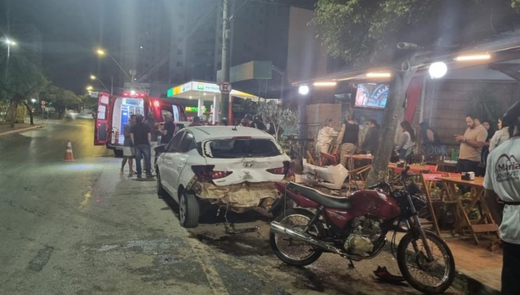 Motorista bate em veículos estacionados em frente a bar, fere cliente e foge, em Montes Claros