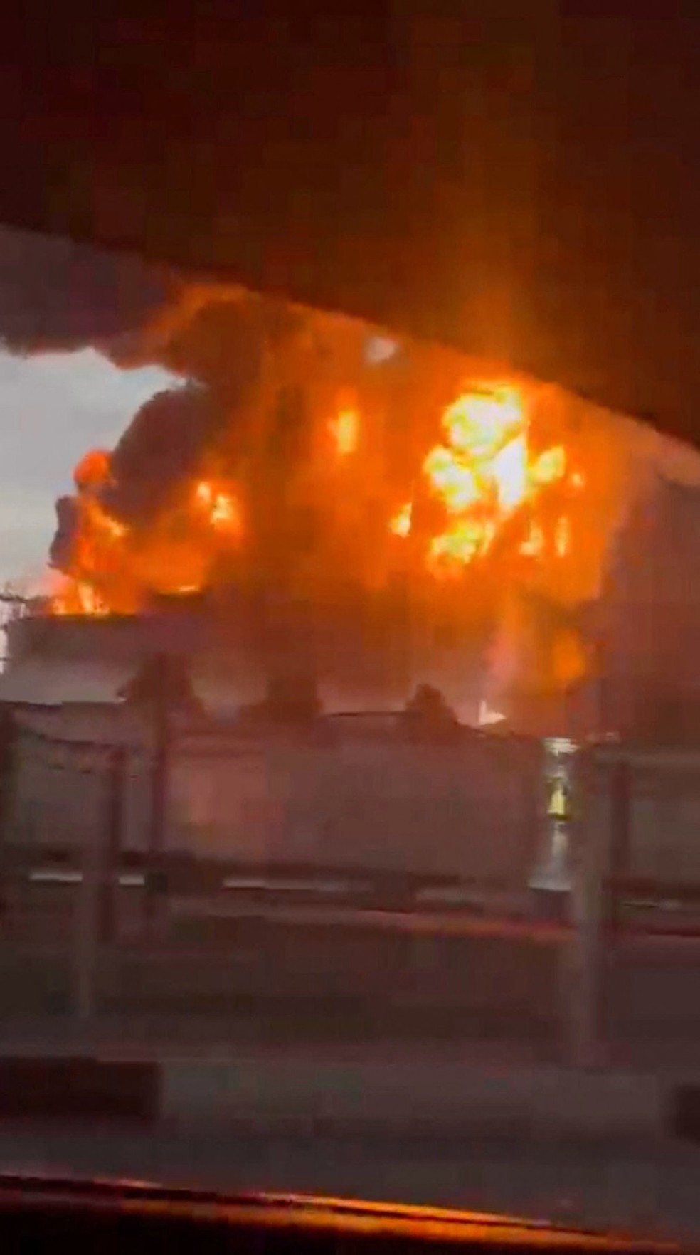Incêndio após ataque em refinaria de petróleo de Tuapse, na Rússia — Foto: MÍDIA SOCIAL/via REUTERS
