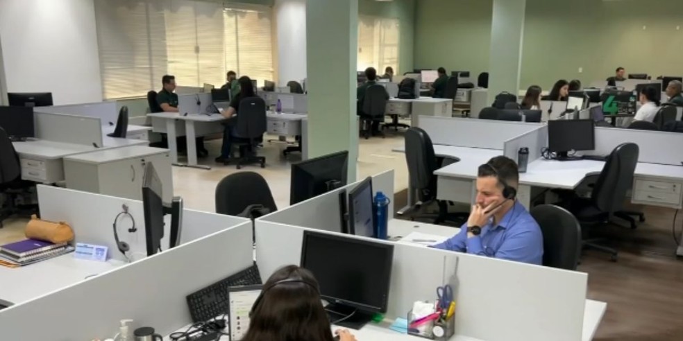 1 de 4
Em uma empresa do setor de energia localizada em Bauru (SP), os funcionários participam de treinamentos semanais por meio de uma plataforma online. O objetivo é unificar o aprendizado com o cotidiano prático da corporação. — Foto: TV TEM