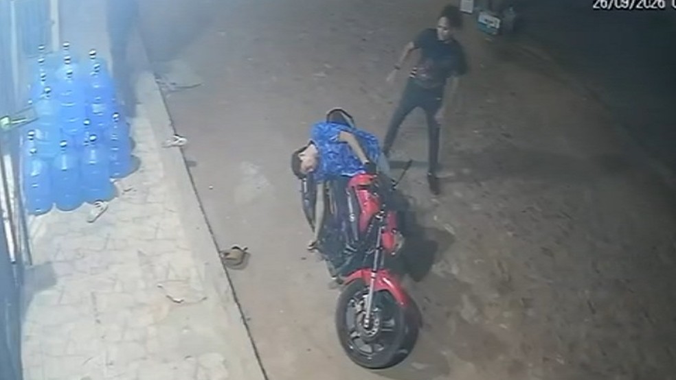 Criminoso é atingido por pedrada enquanto tentava levar moto de assalto no Ceará — Foto: Reprodução