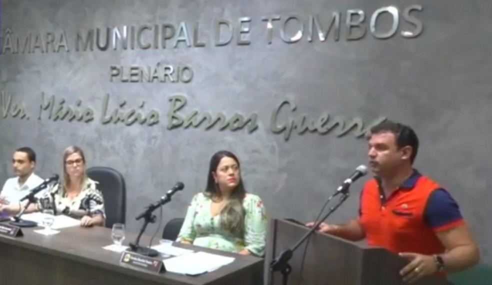 Prefeito de Tombos em sessão na Câmara logo após atropelar e matar jovem no RJ — Foto: Reprodução/Facebook